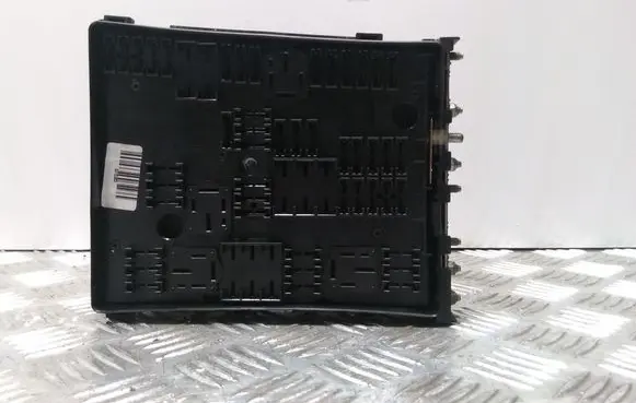 Volkswagen Golf V Fuse module 1K0937124K