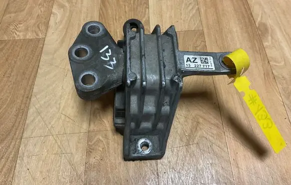 Opel Insignia A Engine mount bracket 13227717