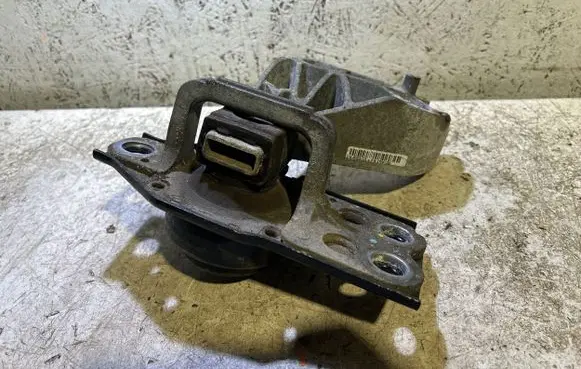 Nissan X-Trail T31 Engine mount bracket HFD001331 575AF100C