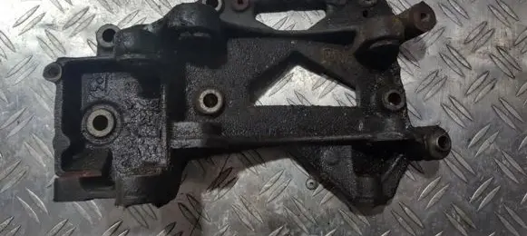 Engine mounting bracket