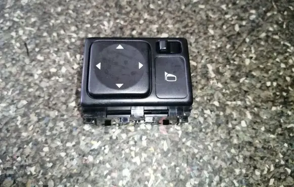 Nissan Juke I F15 Wing mirror switch