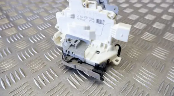 Porsche Cayenne (92A) Front door lock 8J2837016A