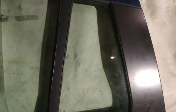 Rear vent window glass