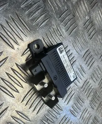 Mercedes-Benz C W204 Charging relay A0009822023
