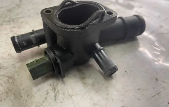 Volkswagen PASSAT B5.5 Engine coolant pipe/hose 038121132d