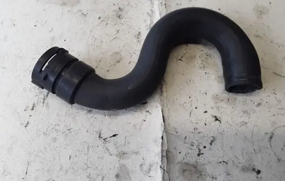 Volvo V70 Engine coolant pipe/hose