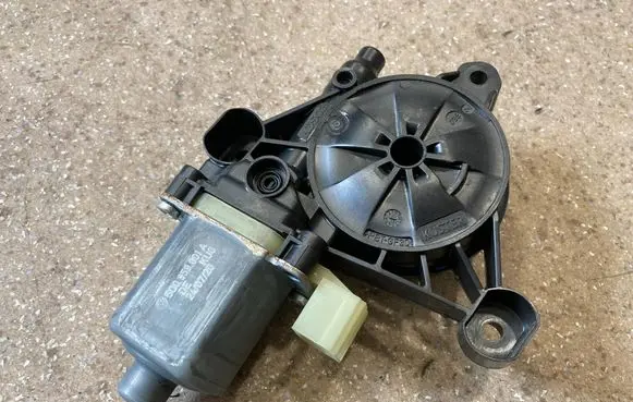 Volkswagen Golf VIII Rear door window regulator motor 5Q0959801A