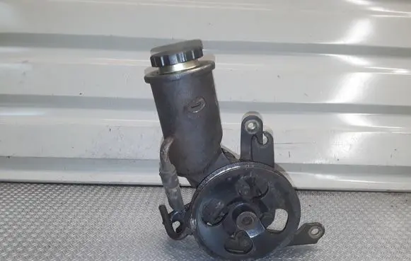 Toyota Yaris Power steering pump 
