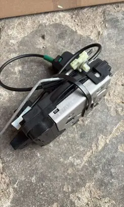 Opel Astra H Front door lock 13210749