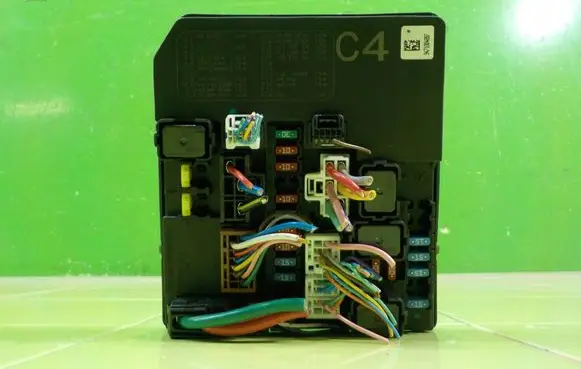 Nissan Juke I F15 Fuse box set 284B71KA0B BEZPIECZNIKOW