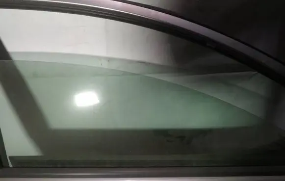 Nissan Note (E11) Front door window glass four-door as2