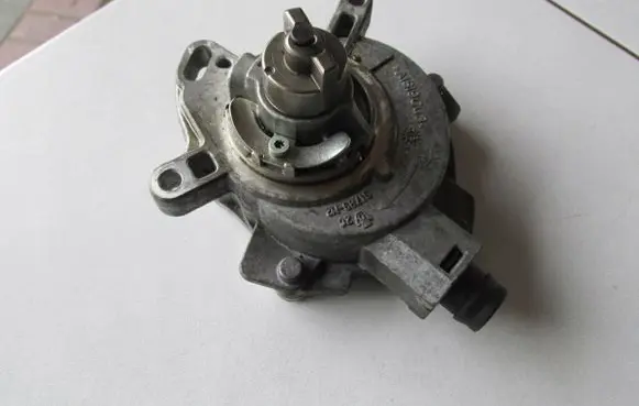 Ford Focus Vacuum pump BM5G2A451EB