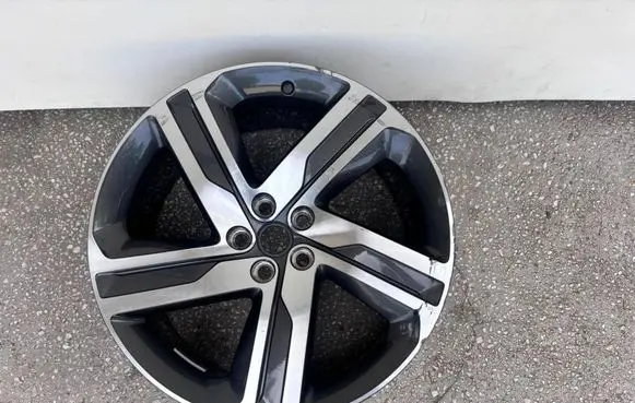 Land Rover Discovery 5 R22 alloy rim MY421007DA