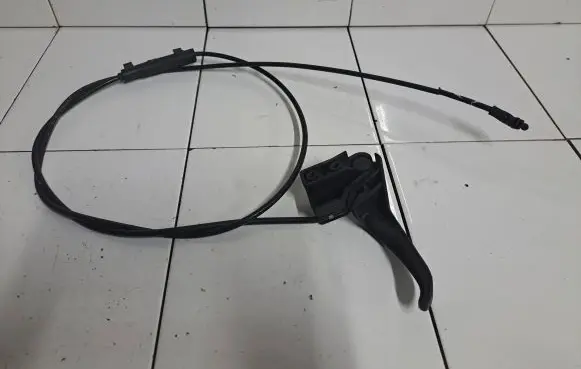 Volkswagen PASSAT B5.5 Engine bonnet (hood) release handle 3B1823533