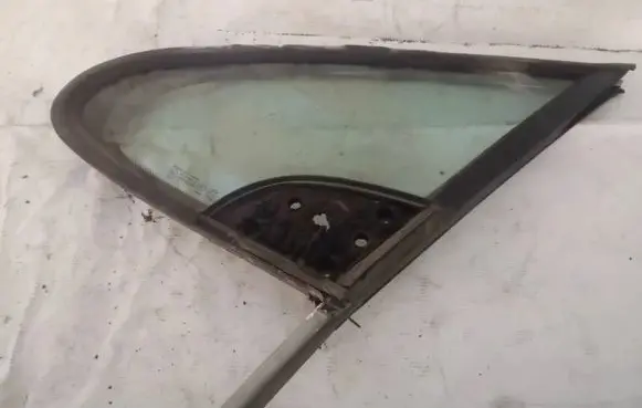 Peugeot 307 Front door vent window glass four-door 