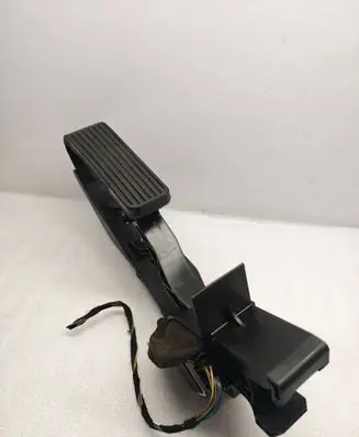 Mercedes-Benz C W203 Accelerator throttle pedal A2113000404