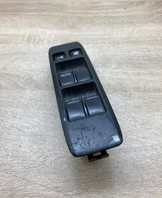 Nissan Primera Electric window control switch 25401AV640