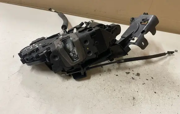 Jaguar XF X250 Front door lock 8X23203A28AE 962017104