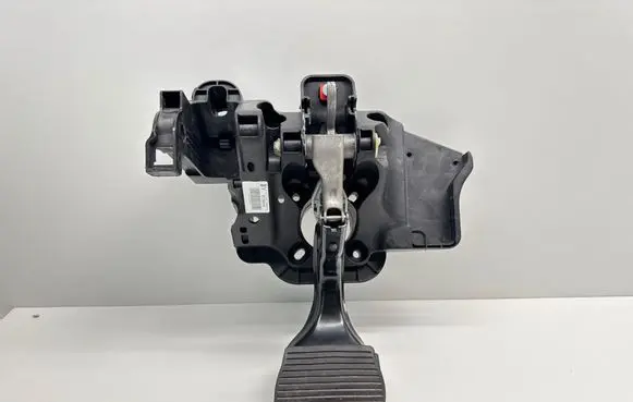 Opel Corsa E Brake pedal 55700896 3801990165 1990165