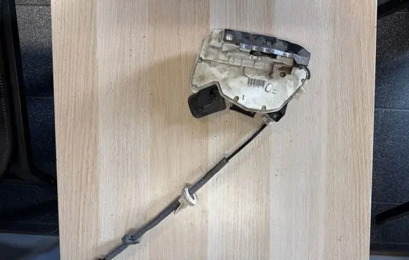 Volkswagen Golf VII Front door lock 5K2837015D