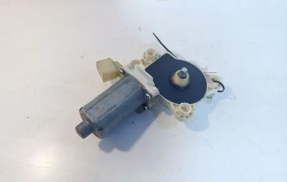 Mercedes-Benz CLS C219 Front door window regulator motor 0130821432