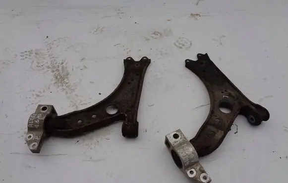 Seat Altea Front lower control arm/wishbone 1K0407153G
