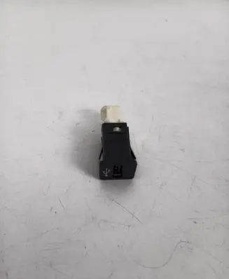 BMW X1 E84 USB socket connector 9237656