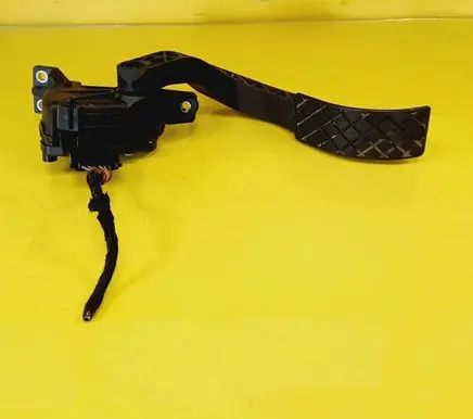 Volkswagen PASSAT B5 Accelerator throttle pedal 8D1721523E