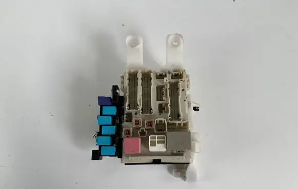 Toyota RAV 4 (XA30) Fuse module 8273042020