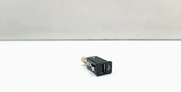 BMW 5 F10 F11 USB socket connector 9167196 61319167196