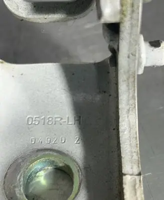 Renault Captur II Rear door lower hinge 0518r