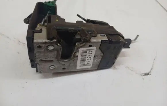 Opel Zafira B Front door lock