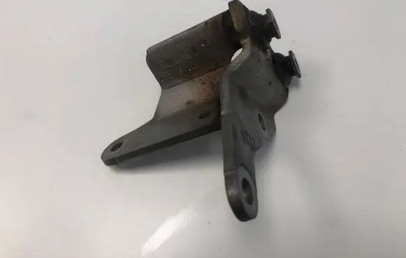 Volkswagen Tiguan Other engine bay part 04L131561J