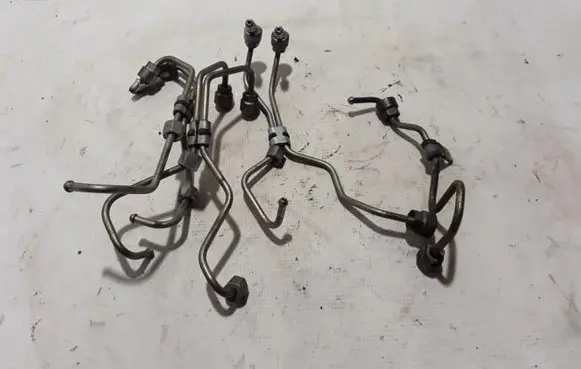 Fuel injector supply line/pipe