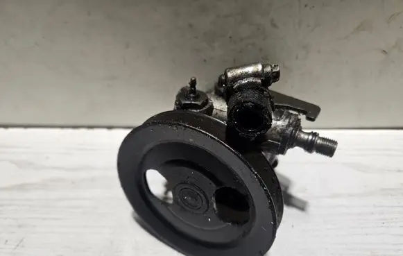 Mitsubishi Galant Power steering pump 827X8