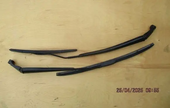 Toyota Aygo AB10 Front wiper blade arm 93239324