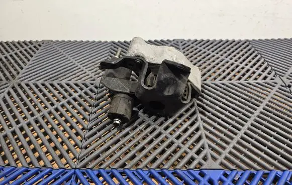 Toyota Prius (XW20) Engine mount bracket