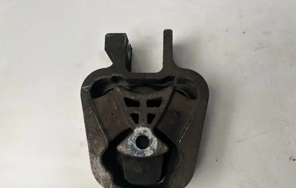 Ford Mondeo MK V Engine mount bracket DS736P082AD