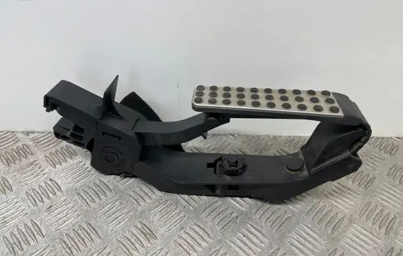 Mercedes-Benz E W211 Accelerator throttle pedal A1713000104