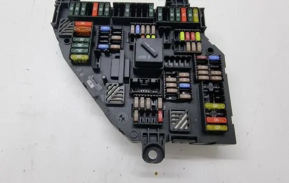 BMW 5 F10 F11 Fuse module 9252813 925281301