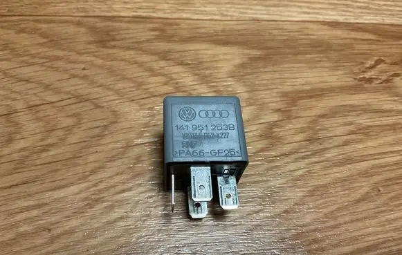 Volkswagen PASSAT B6 Other relay 141951253B