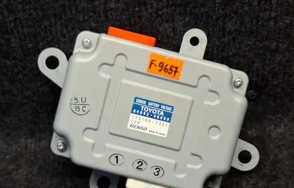 Toyota RAV 4 (XA40) Battery control module 8989248050 1751007351