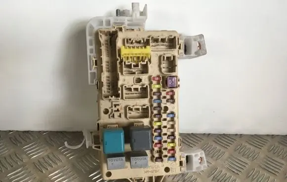 Toyota Corolla Verso AR10 Fuse module PP6F15