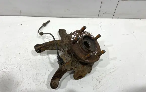 Nissan X-Trail T30 Front wheel hub spindle knuckle