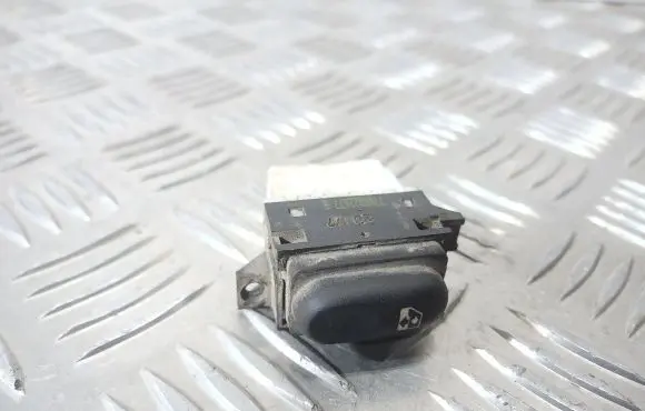 Renault Laguna I Electric window control switch 7700822677B