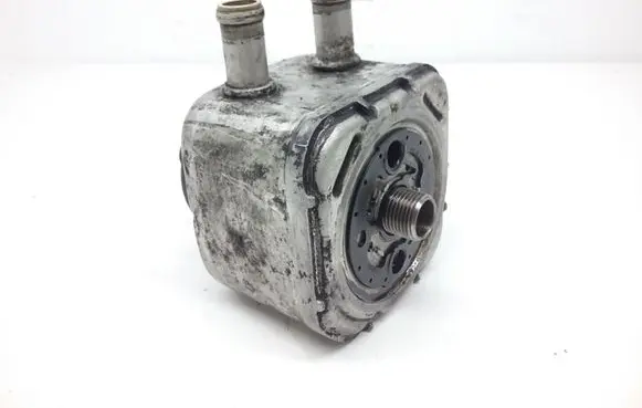 Volkswagen PASSAT B5 Oil filter mounting bracket