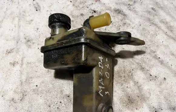 Mazda 3 I Brake fluid reservoir 
