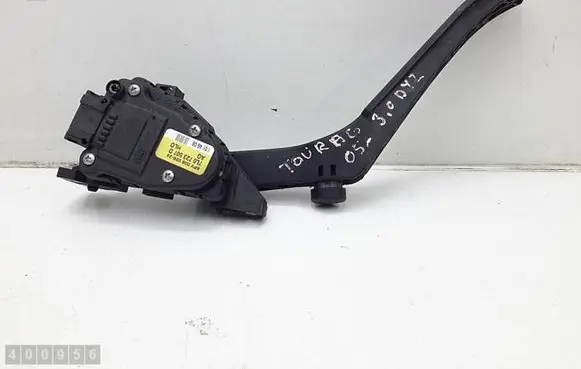 Volkswagen Touareg I Accelerator throttle pedal 7L0723507D 6PV00802624
