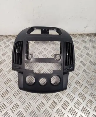 Hyundai i30 Dash center air vent grill U05F0448