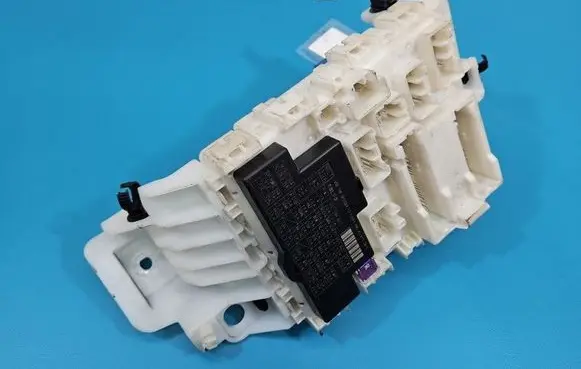 Suzuki Swift II Central body control module P60A4889 IMPRK1597744